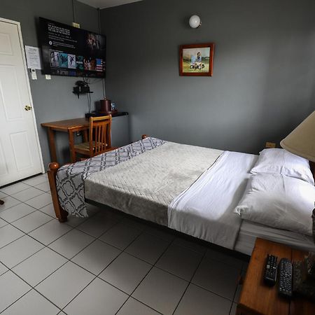 Airport Inn Piarco Екстер'єр фото